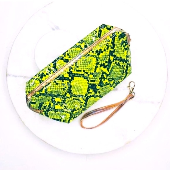 HP⭐️Neon yellow python print wristlet - Picture 8 of 8